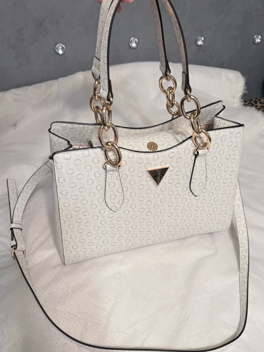 Guess White Monogram Shoulder Bag with Gold Chain Details - Picture 4 of 16